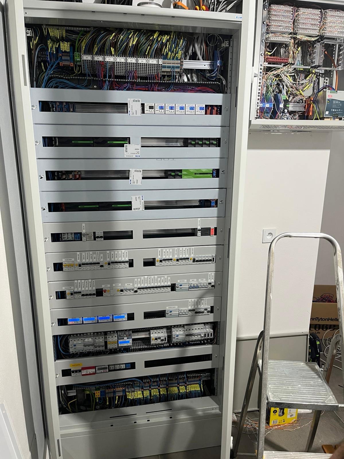 Velký průmyslový rozvaděč po revizi