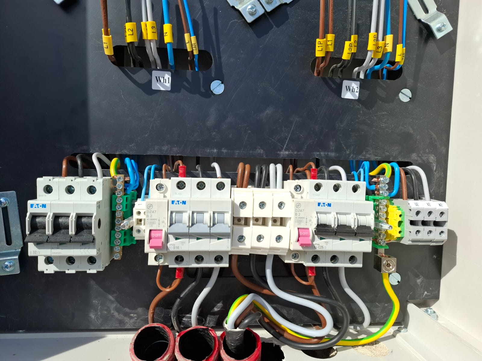 Průmyslový rozvaděč před revizí