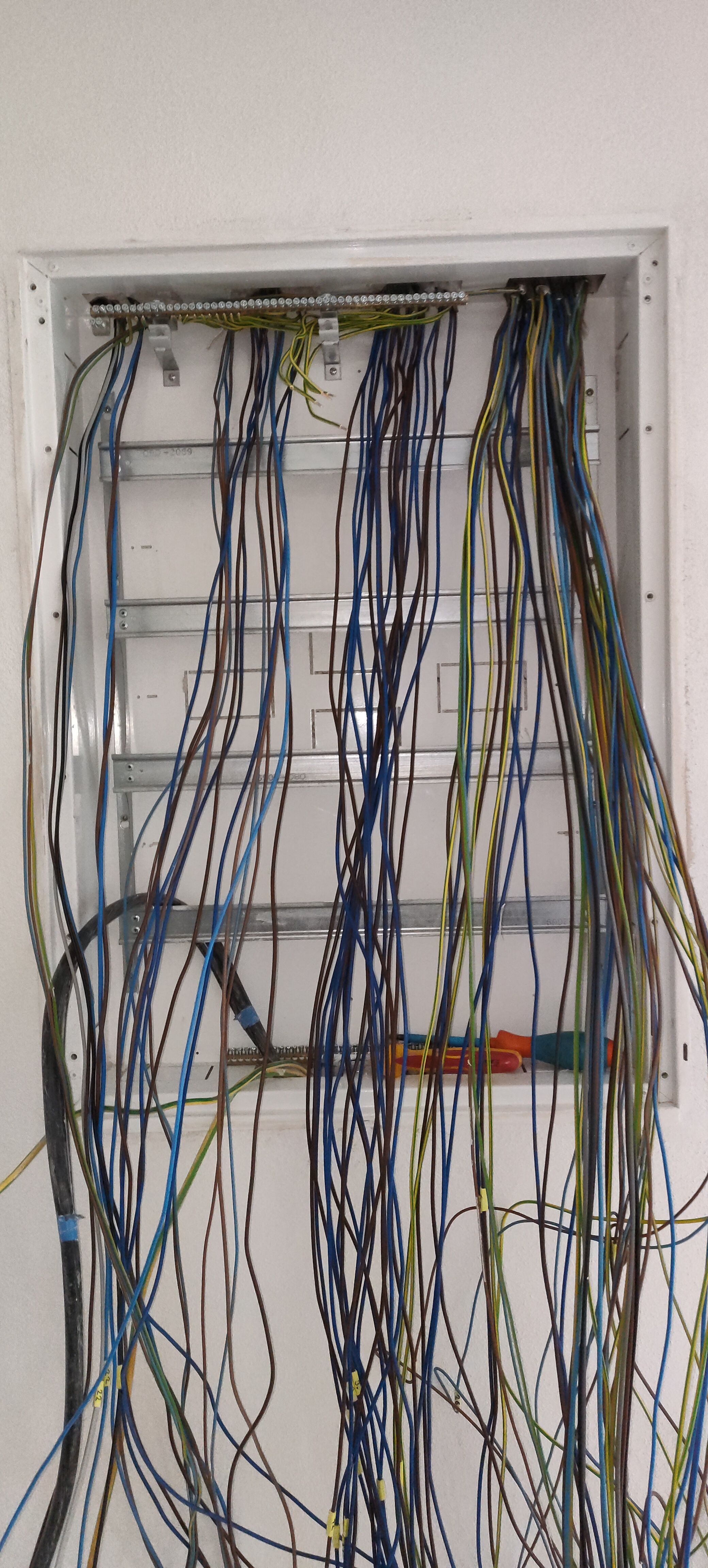 Rozvaděč před revizí – chaotická kabeláž
