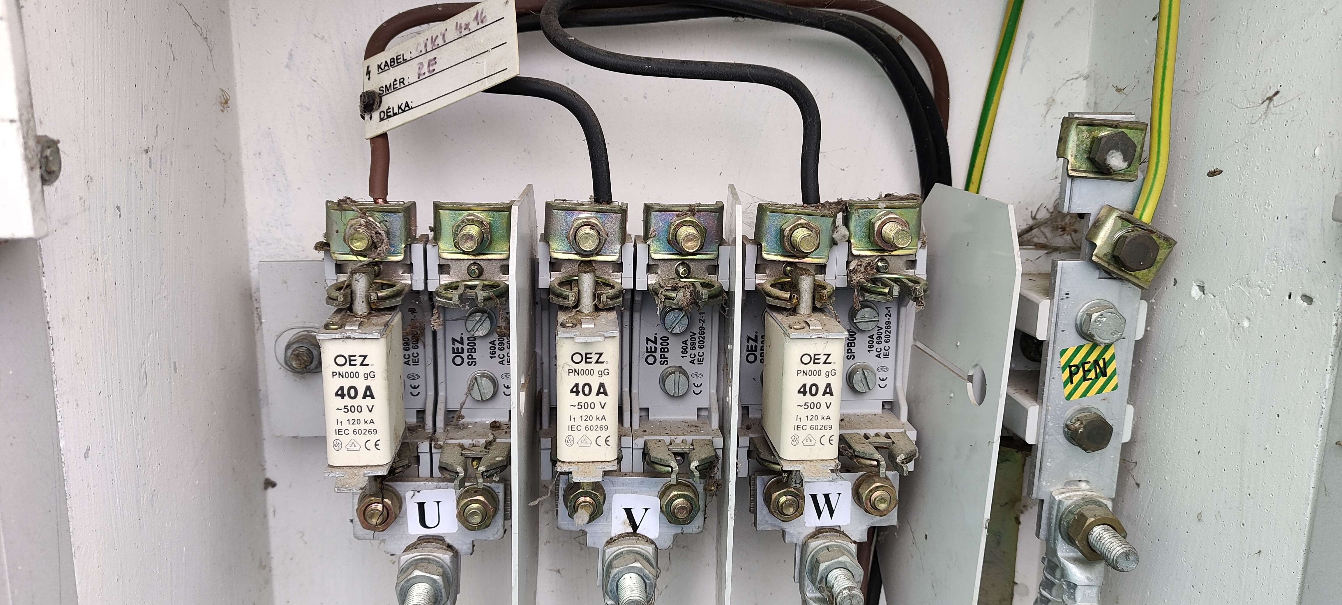 Venkovní rozvaděč – pojistky před výměnou